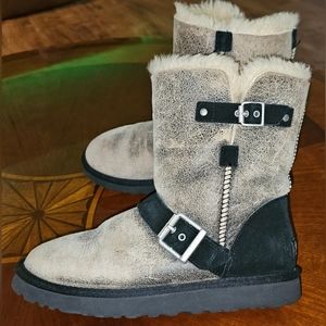 UGG 1001202 Short Dylyn BJB Sheepskin Boots Black/Tan Size 7